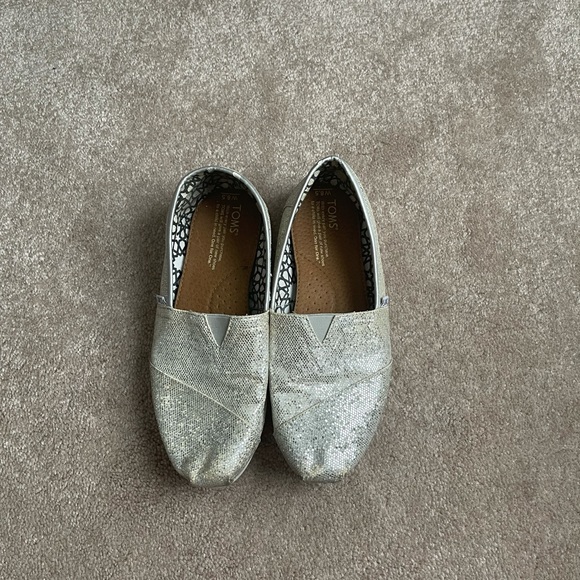 Toms slip ons silver size 8.5 - Picture 1 of 7